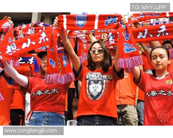 足球明星激情碰撞拳头对拳头展现友谊与竞技精神的精彩瞬间